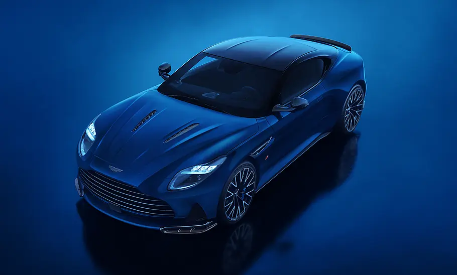 Aston Martin DB12 S Der Aston Martin DB12 S stehend von schräg oben.