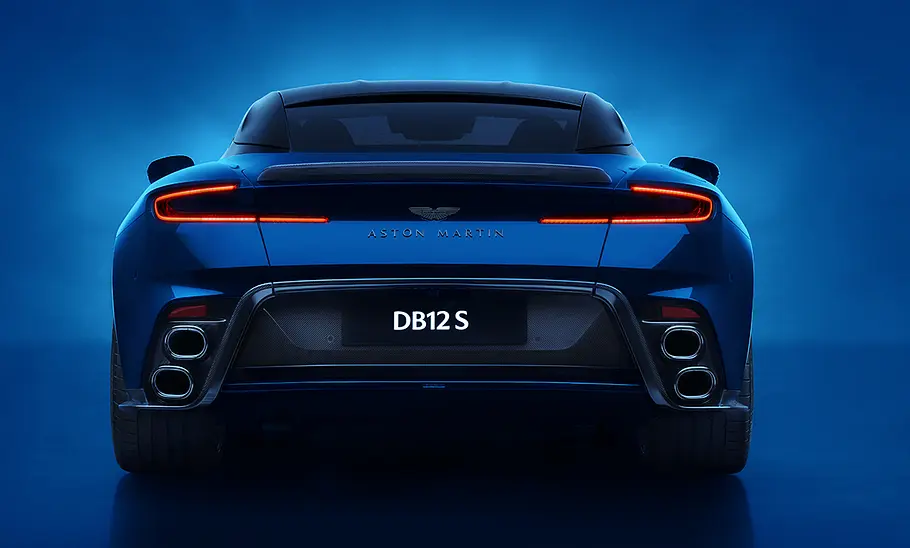 Aston Martin DB12 S Das Heck des Aston Martin in der Frontalansicht.