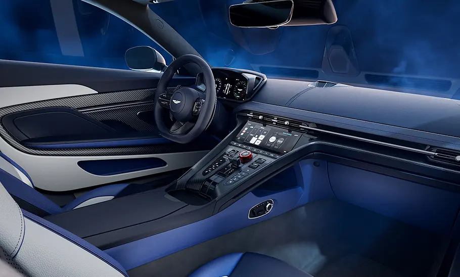 Eine Detailaufnahme des Interieurs des Aston Martin DB12 S (2026).
