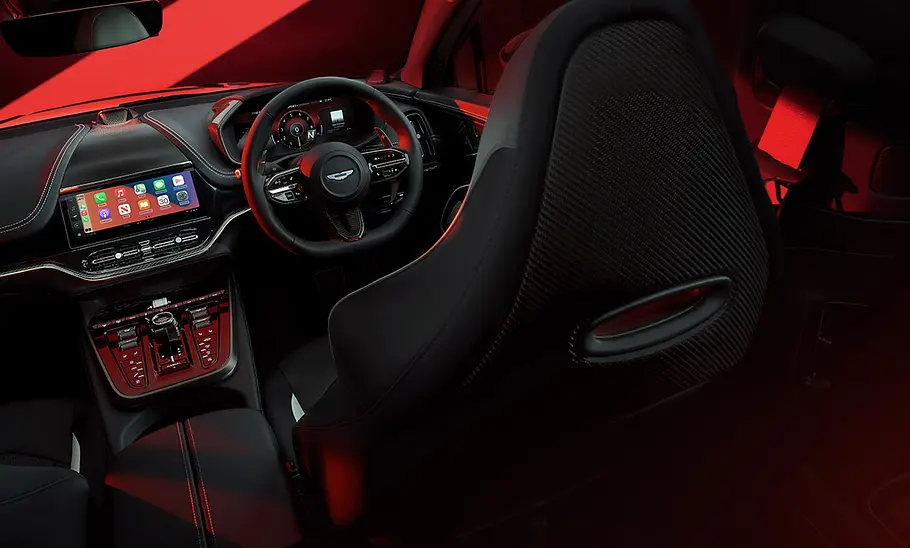 Das Interieur des Aston Martin DBX S. Man sieht hier einen Rechtslenker.