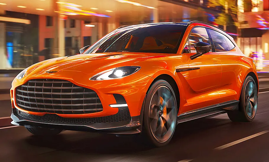 Der Aston Martin DBX707 fahrend von schräg vorne fotografiert.