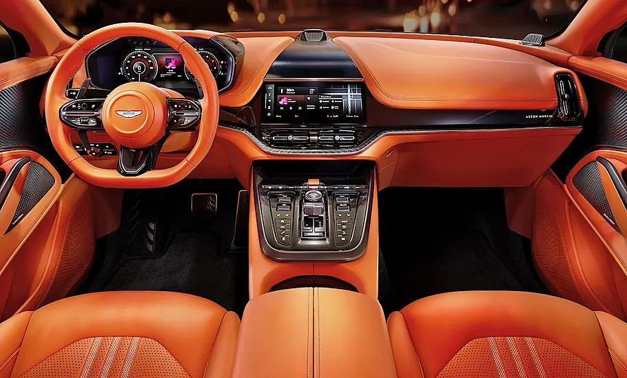 Das Cockpit des Aston Martin DBX707.
