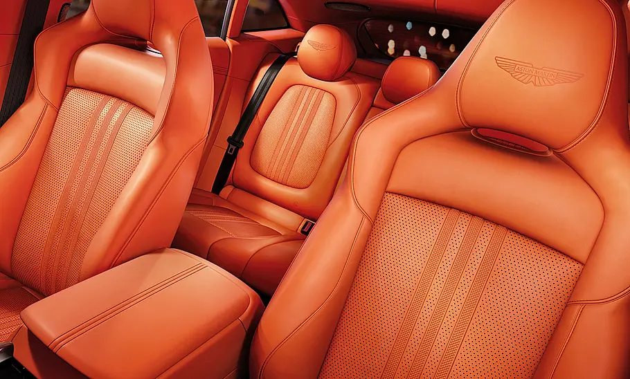 Das Interieur des Aston Martin DBX707 mit Blick auf die Vordersitze und die Rücksitzbank.
