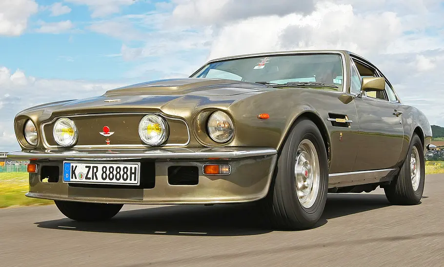 Der Aston Martin V8 Vantage fahrend von vorne.
