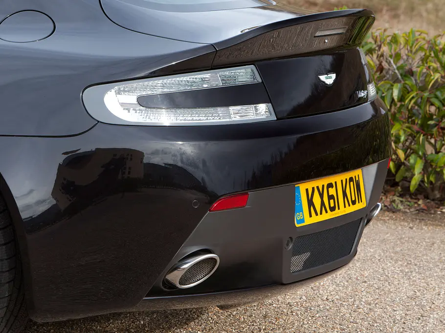 Aston Martin V8 Vantage - Knackiger Hintern