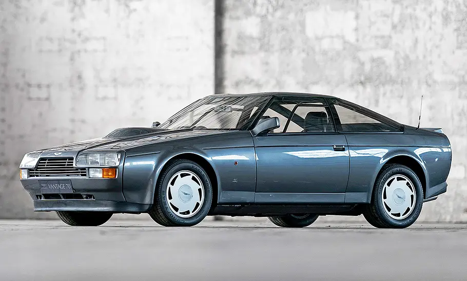 Der Aston Martin V8 Vantage Zagato stehend von vorne.
