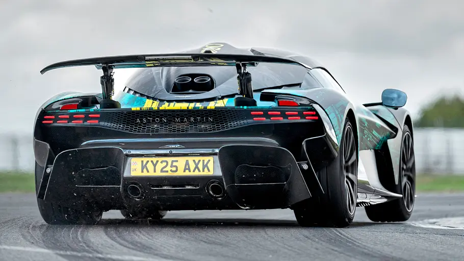 Aston Martin Valhalla auf der Rennstrecke, Ansicht von hinten.