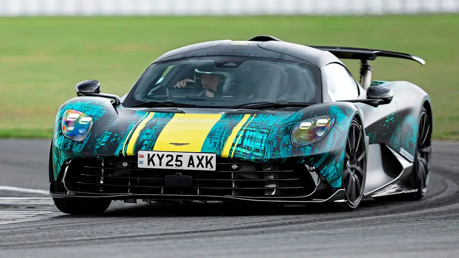 Aston Martin Valhalla auf der Rennstrecke, Ansicht von vorne.