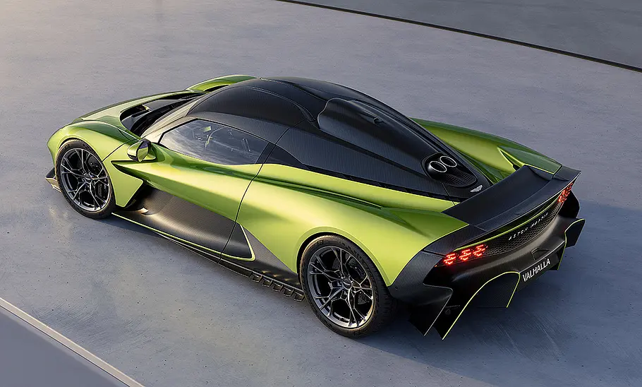 Blick von schräg hinten auf den Aston Martin Valhalla (2025).