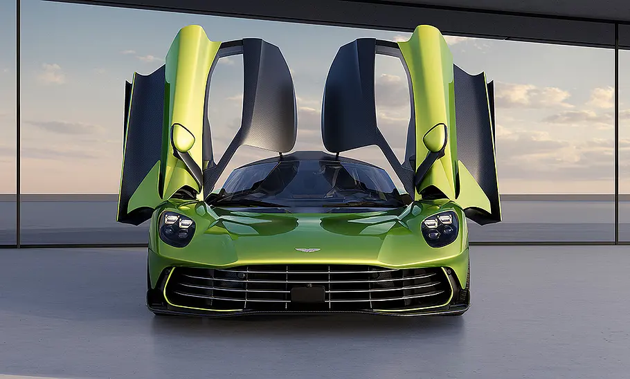 Blick von vorne auf den Aston Martin Valhalla (2025), der mit geöffneten Schmetterlingstüren dasteht.