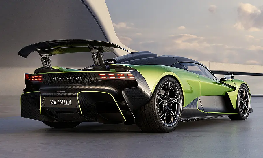 Blick von schräg hinten auf den Aston Martin Valhalla (2025).