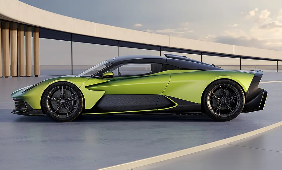 Blick von der Seite auf den Aston Martin Valhalla (2025).
