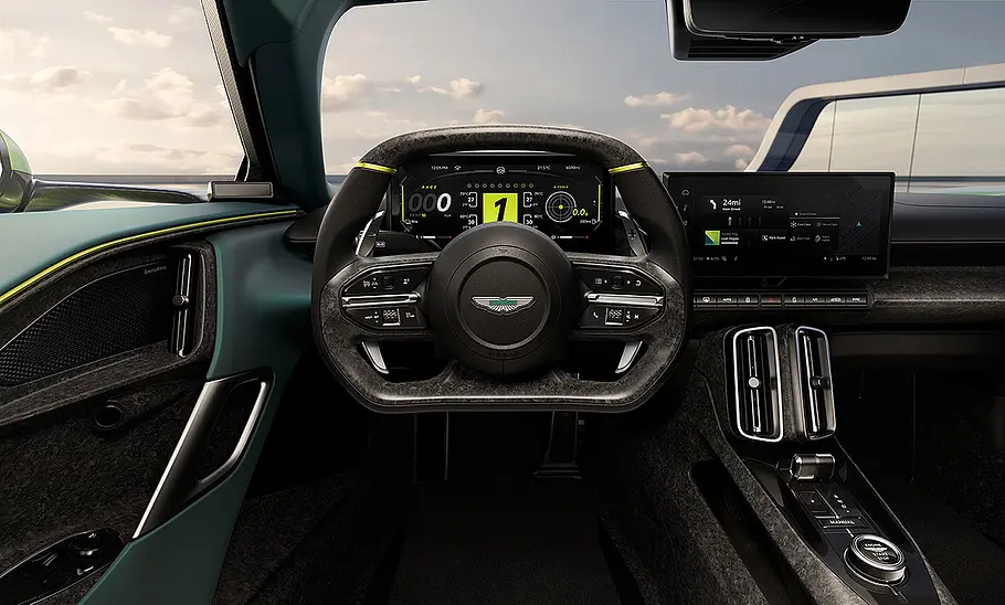 Blick auf das Lenkrad im Innenraum des Aston Martin Valhalla (2025).