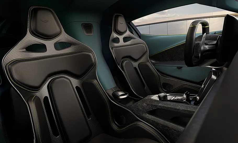 Blick auf die Sitze im Innenraum des Aston Martin Valhalla (2025).