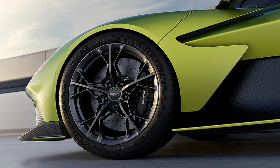 Detailansicht auf das Vorderrad vom Aston Martin Valhalla (2025).