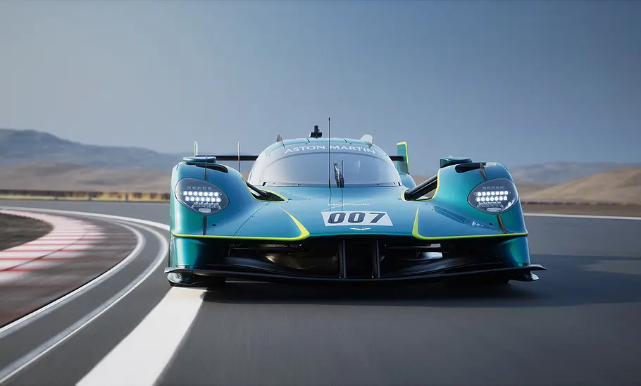 Der fahrende Aston Martin Valkyrie frontal von vorne.