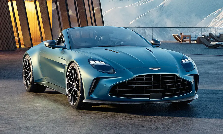 Aston Martin Vantage Roadster Facelift (2025) Das Aston Martin Vantage Roadster Facelift (2025) statisch von schräg vorne.
