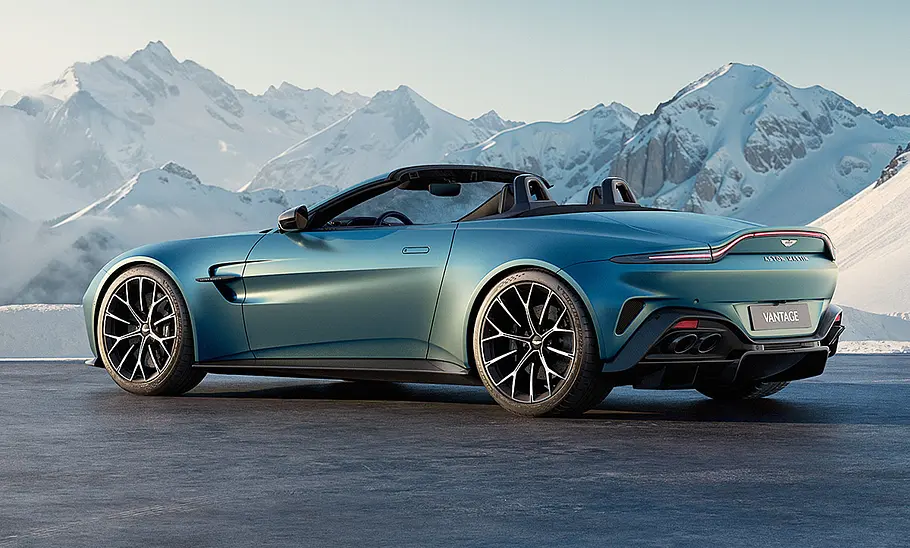 Aston Martin Vantage Roadster Facelift (2025) Das Aston Martin Vantage Roadster Facelift (2025) statisch von schräg hinten.