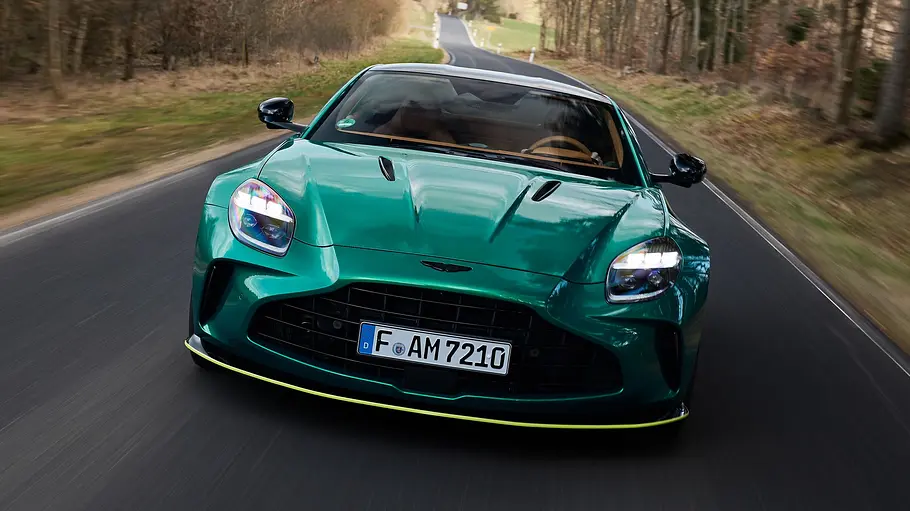 Der fahrende Aston Martin Vantage S in der Frontansicht.