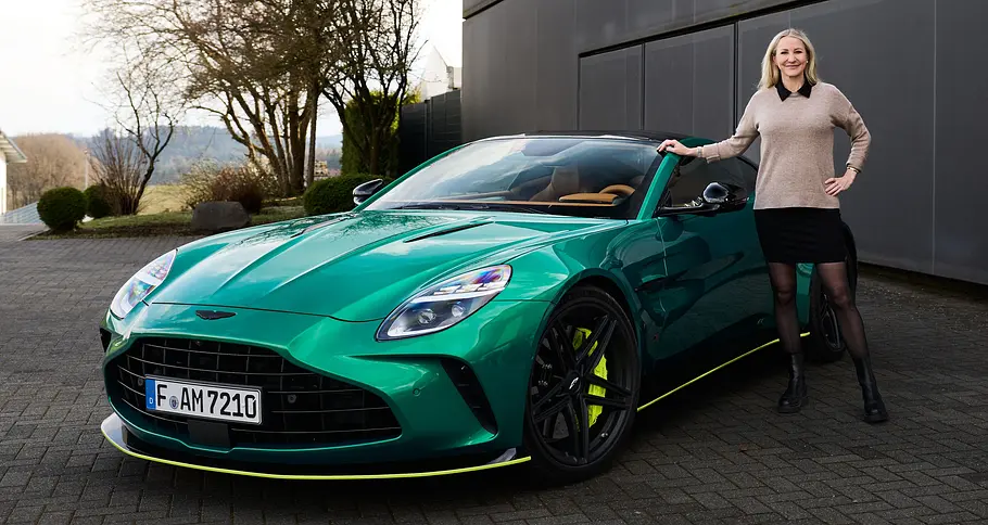 Der Aston Martin Vantage S stehend mit Redakteurin Adele Moser.