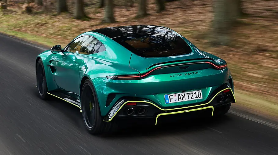 Der fahrende Aston Martin Vantage S in der Heckansicht.