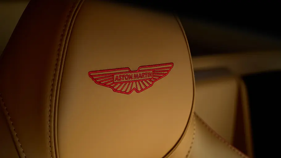 Eine Detailaufnahme des Aston Martin Vantage S mit Blick auf die Kopfstütze.