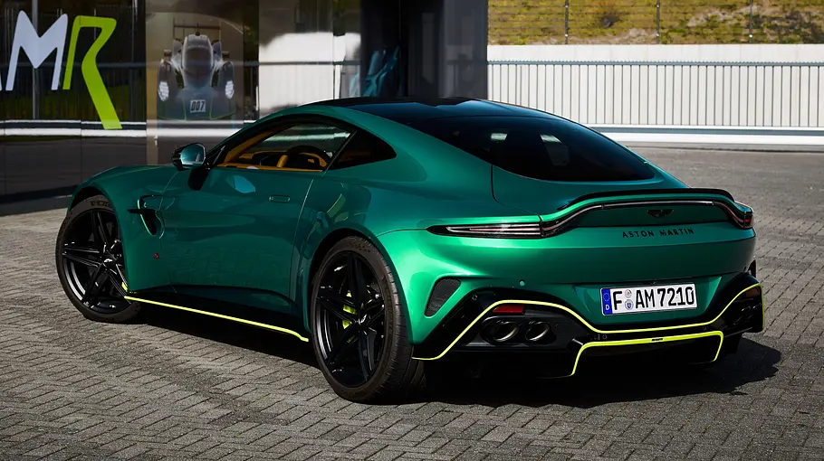  Der Aston Martin Vantage S stehend in der Ansicht auf das Heck.