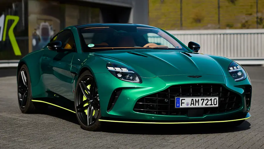 Der Aston Martin Vantage S stehend in der Frontansicht.