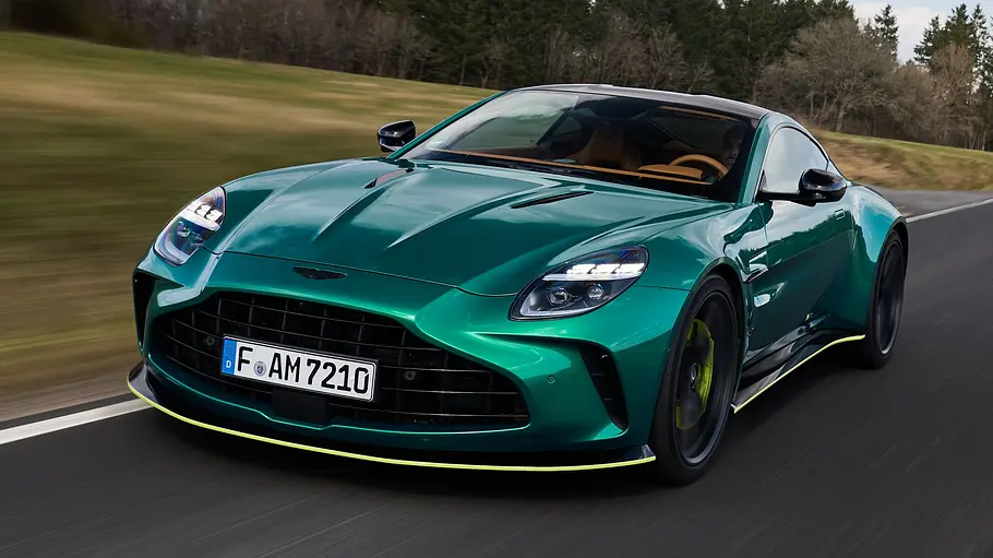 Der Aston Martin Vantage S fahrend von schräg vorne.