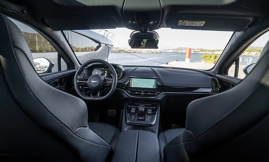 Das Interieur des Aston Martin DBX S (2025).