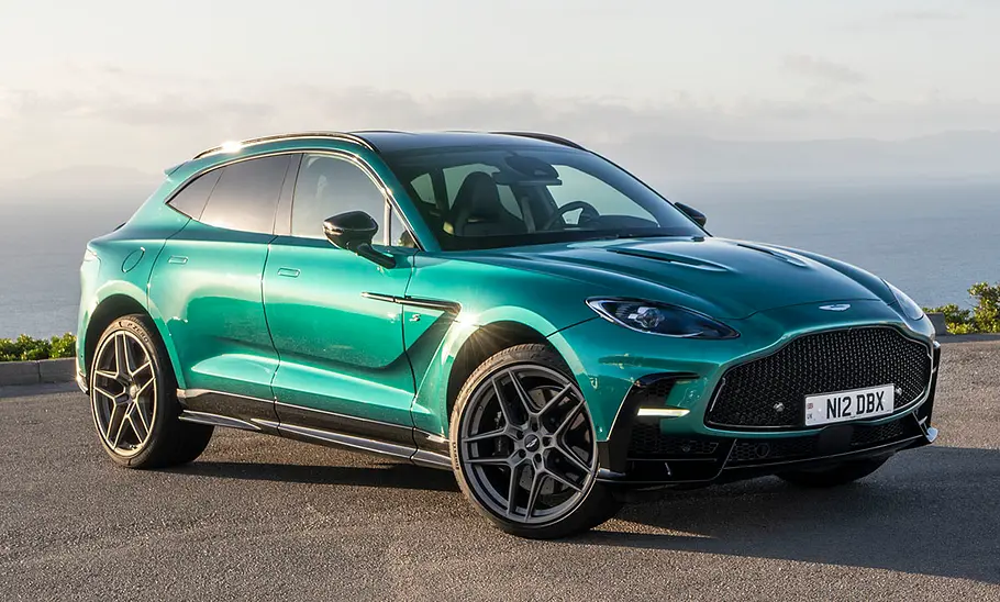 Der Aston Martin DBX S (2025) stehend von schräg vorne.
