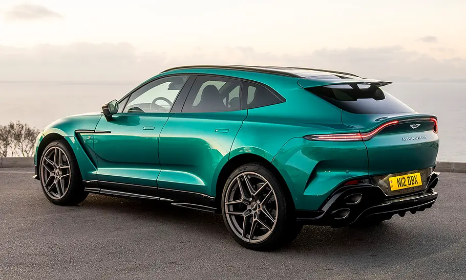 Der Aston Martin DBX S (2025) stehend von schräg hinten.