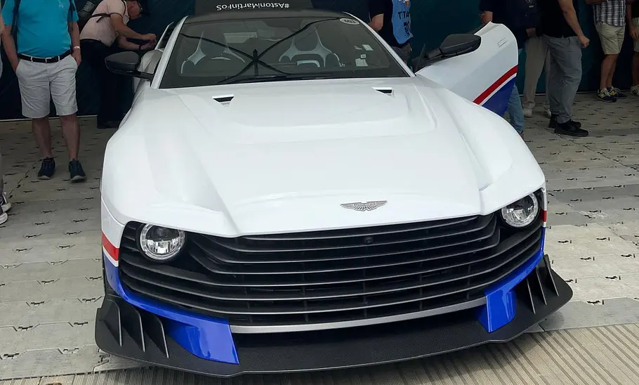 Aston Martin Valiant (2024), schräg von der Seite