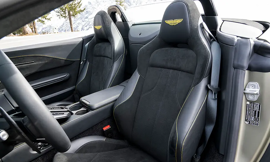 Fahrer- und Beifahrersitz des Aston Martin Vantage Roadster (2025).