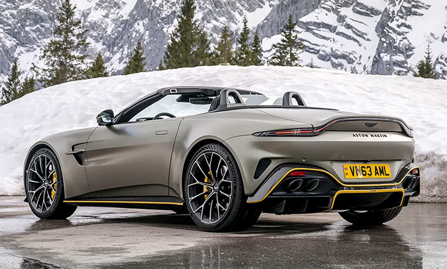 Der Aston Martin Vantage Roadster (2025) stehend auf einer Straße von hinten fotografiert.