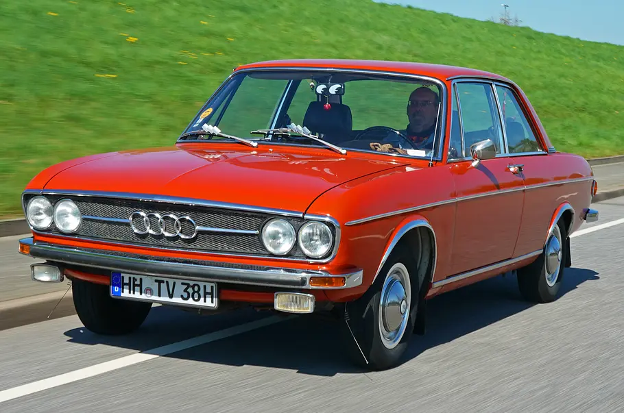 Der Audi 100 fahrend von vorne