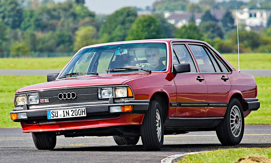 Audi 200 5E fahrend von schräg vorne fotografiert.
