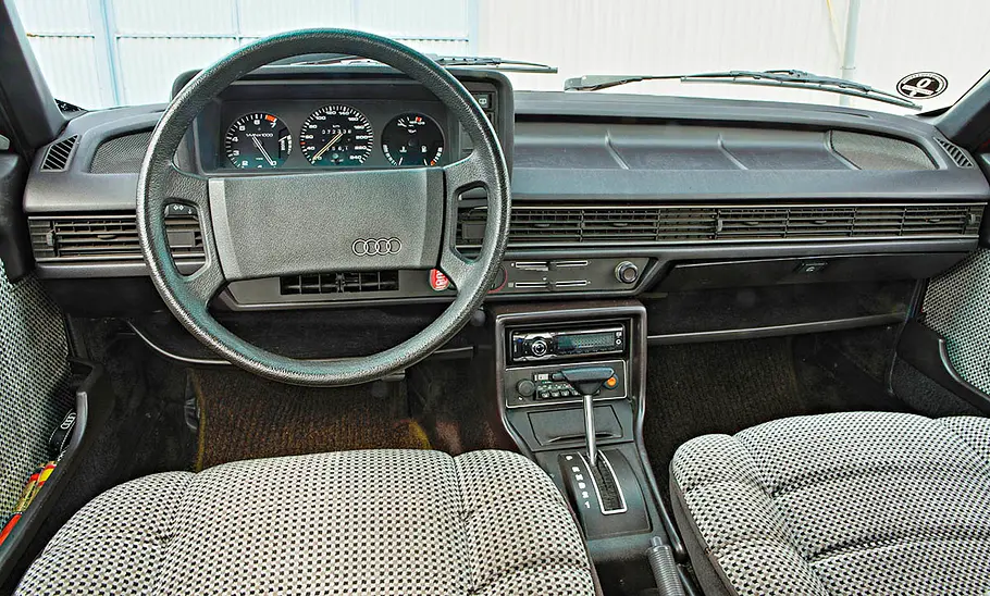 Das Cockpit des Audi 200 5E.