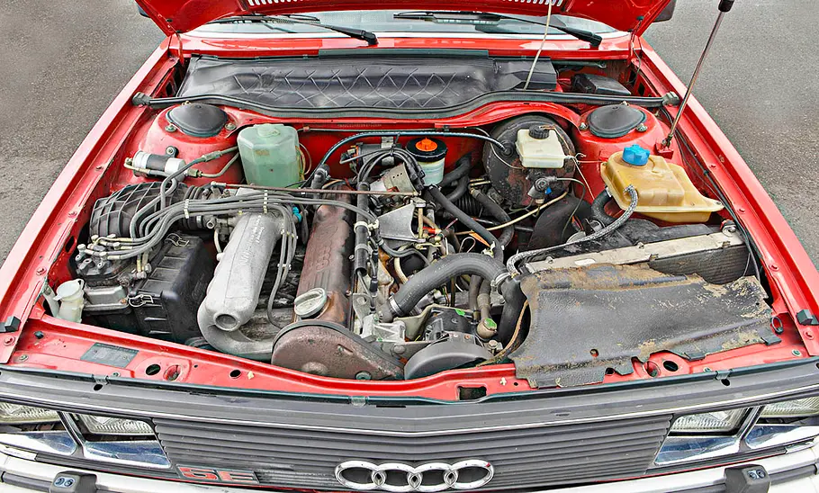 Der Motor des Audi 200 5E.