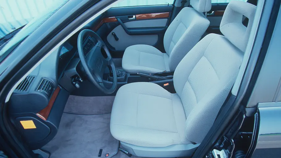 Das Interieur des Audi 100 Avant 2.5 TDI. 