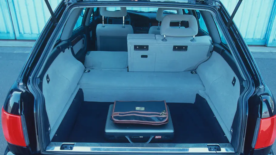 Der Kofferraum des Audi 100 Avant 2.5 TDI.