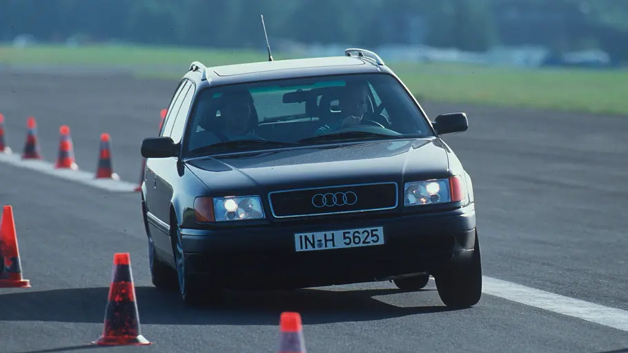 Audi 100 Avant 2.5 TDI fahrend von schräg vorne fotografiert. 