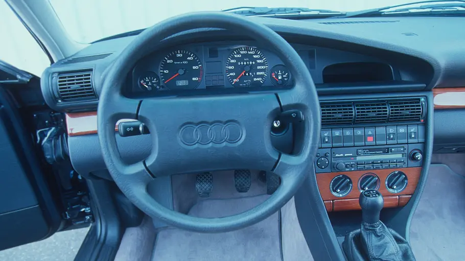 Das Cockpit des Audi 100 Avant 2.5 TDI. 