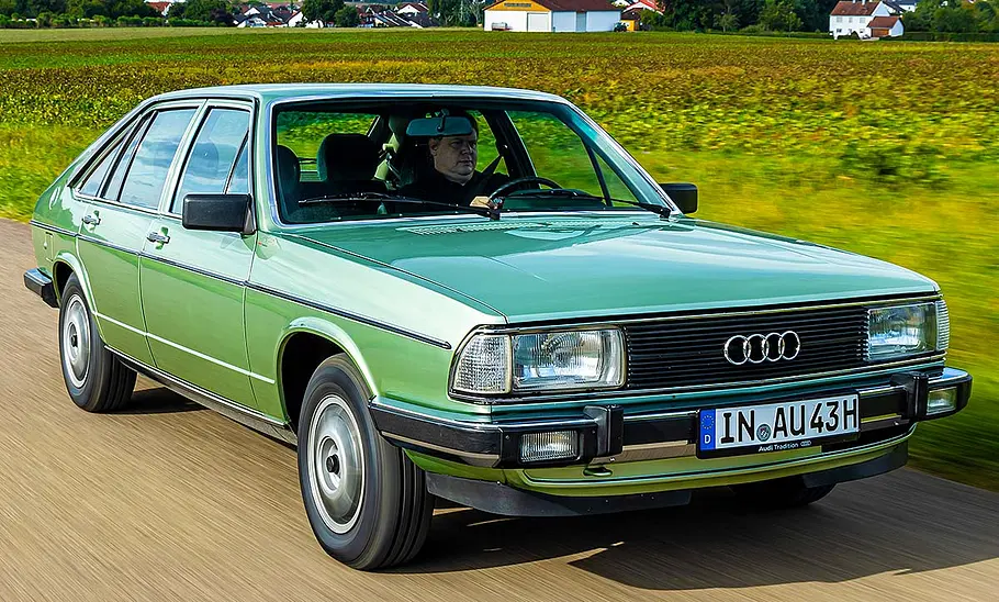 Der Audi 100 Avant fahrend von schräg vorne fotografiert.
