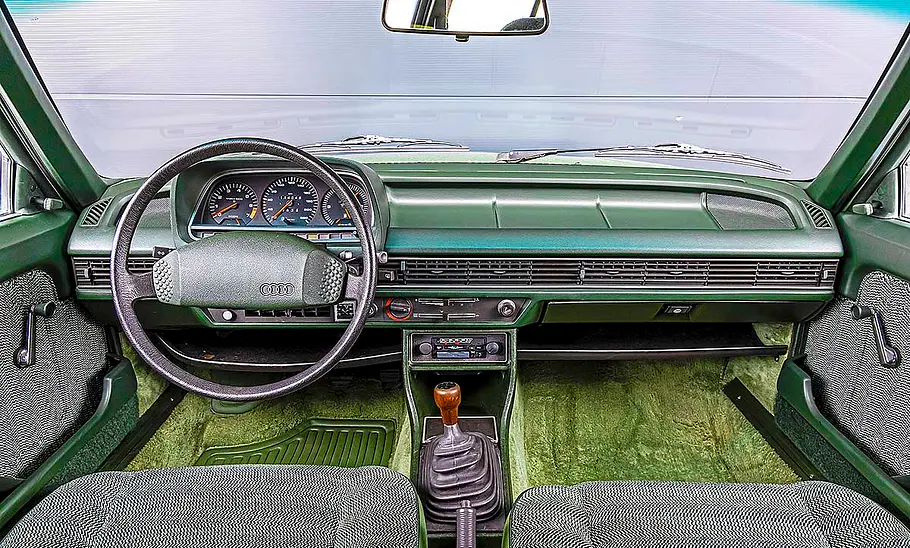 Das Cockpit des Audi 100 Avant.