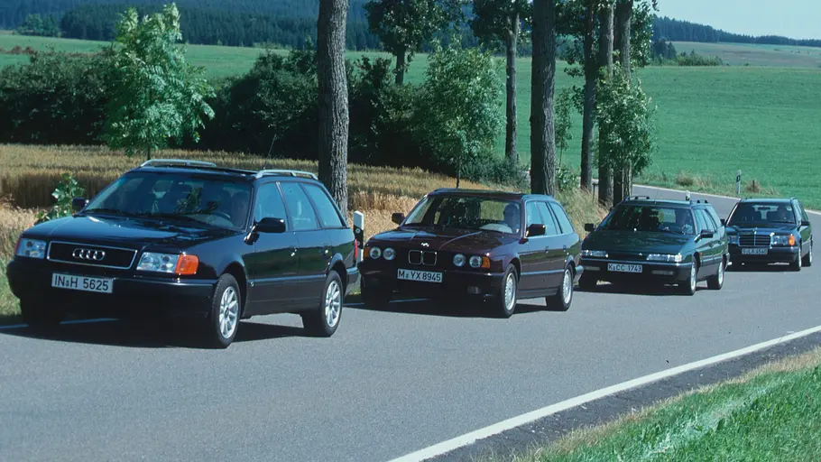 Audi 100 Avant TDI/BMW 525 TDS Touring/Citroën XM Break TD 12/Mercedes 300 TD Turbo statisch von schräg vorne fotografiert. 