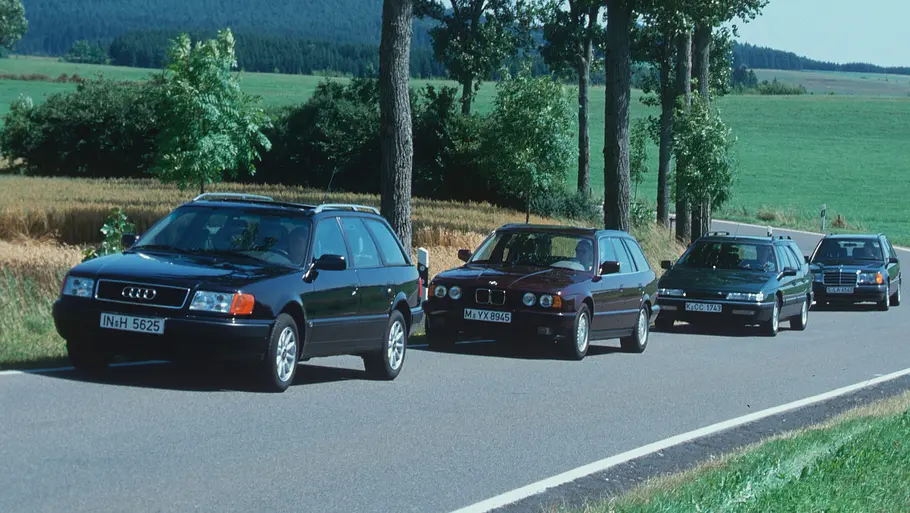 Audi 100 Avant TDI/BMW 525 TDS Touring/Citroën XM Break TD 12/Mercedes 300 TD Turbo statisch von schräg vorne fotografiert.