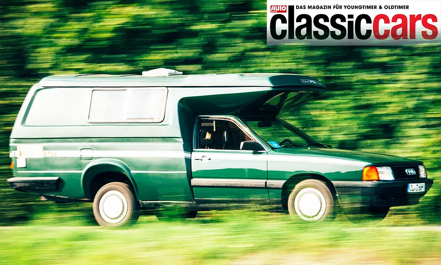 Der Audi 100 Bischofberger Family fahrend von der Seite fotografiert.