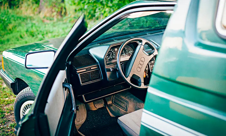 Das Cockpit des Audi 100 Bischofberger Family.