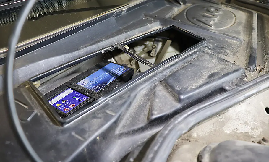 Audi 100 Typ 44 Audi 100 Typ 44 Abdeckung Wasserkasten